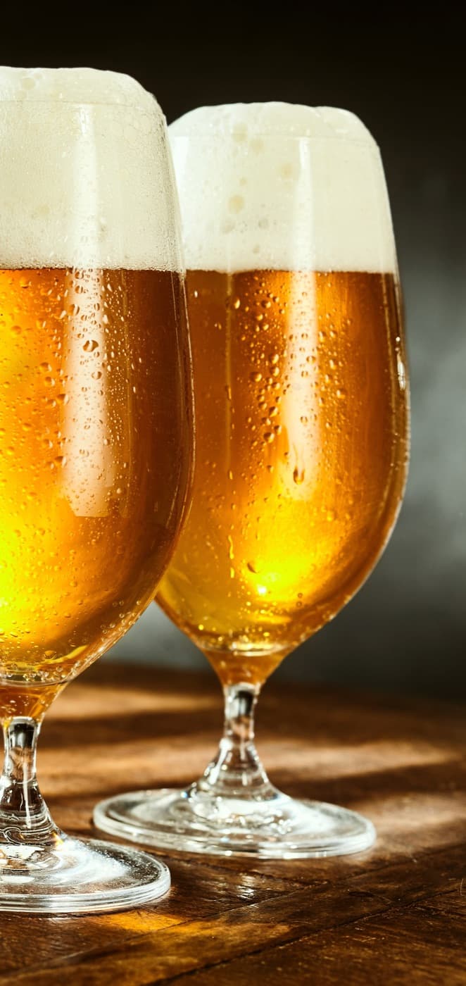 Zwei frisch gezapfte Biere