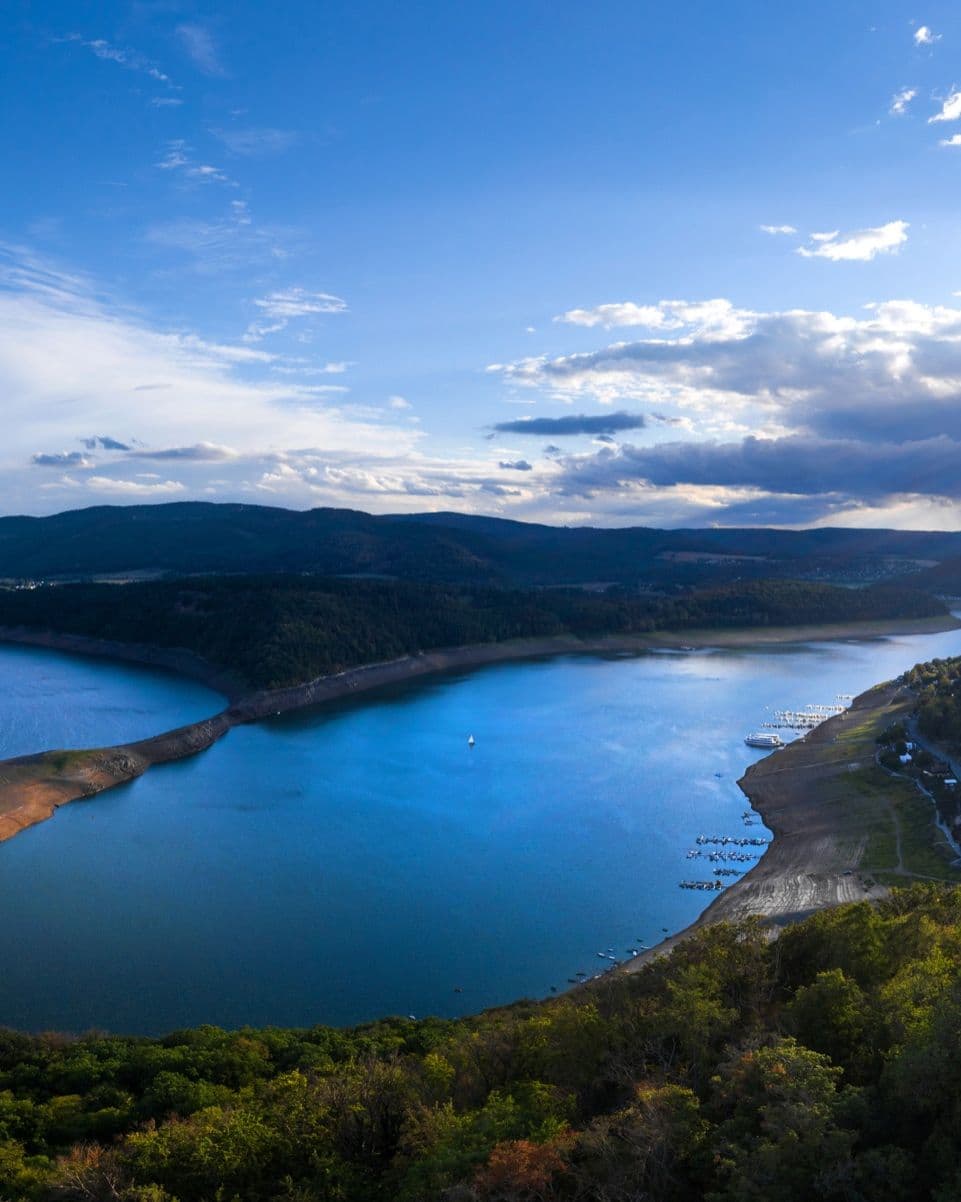 Blick über den Edersee mit Schloss Waldeck